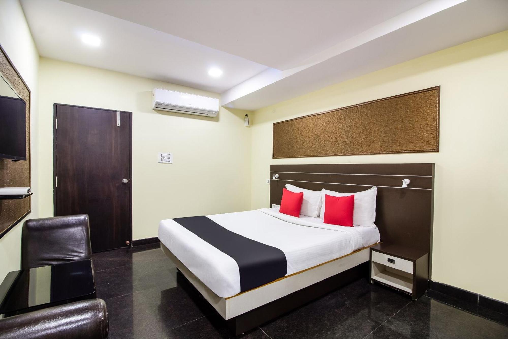 Capital O Sri Navya Grand Near Nexus Hyderabad Hotel Exterior photo